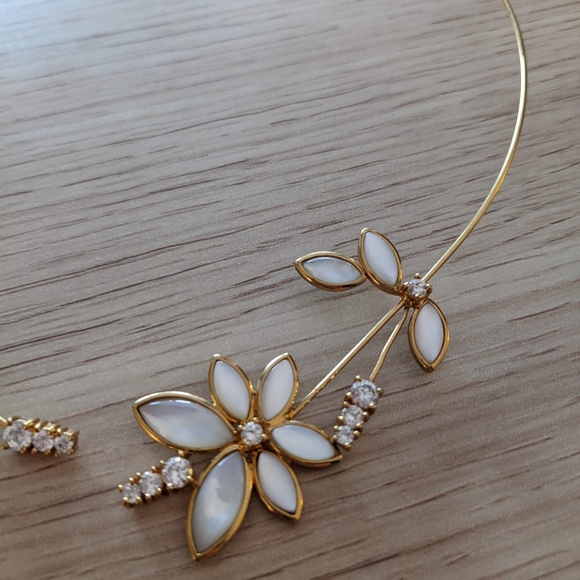 Gold choker necklace with flower design and rhinestones - Picture 3 of 4